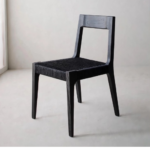 Silla negra de madera maciza Slava Total Black con asiento tejido en kraft negro.