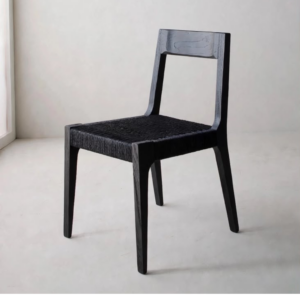 Silla negra de madera maciza Slava Total Black con asiento tejido en kraft negro.