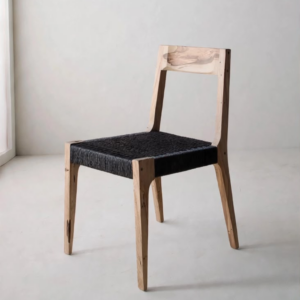 Silla Nativa de madera maciza con asiento tejido artesanal negro.