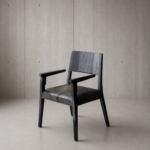 Sillón Borneo Total Black de madera maciza y cuero negro