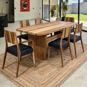 Juego de comedor de petiribí Borneo con mesa de petiribí macizo y sillas Borneo en un ambiente contemporáneo de doble altura.
