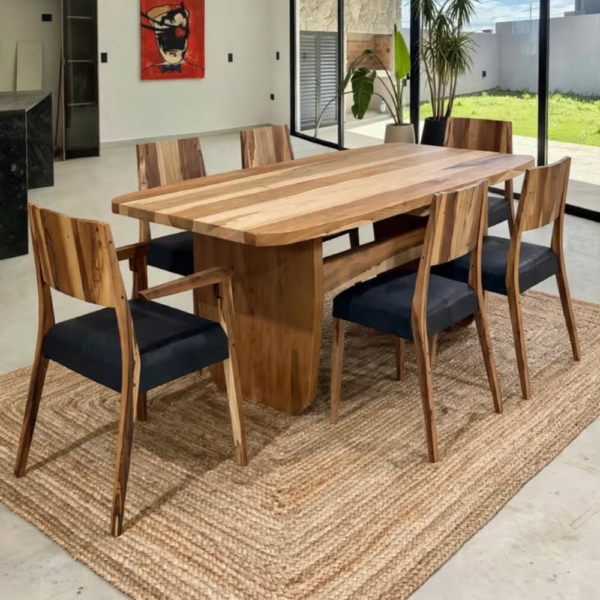 Juego de comedor de petiribí Borneo con mesa de petiribí macizo y sillas Borneo en un ambiente contemporáneo de doble altura.