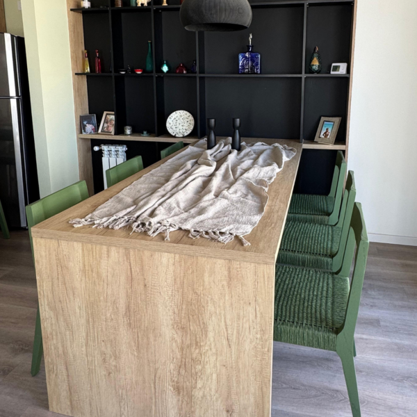 Silla Nativa Pistacho en comedor contemporáneo