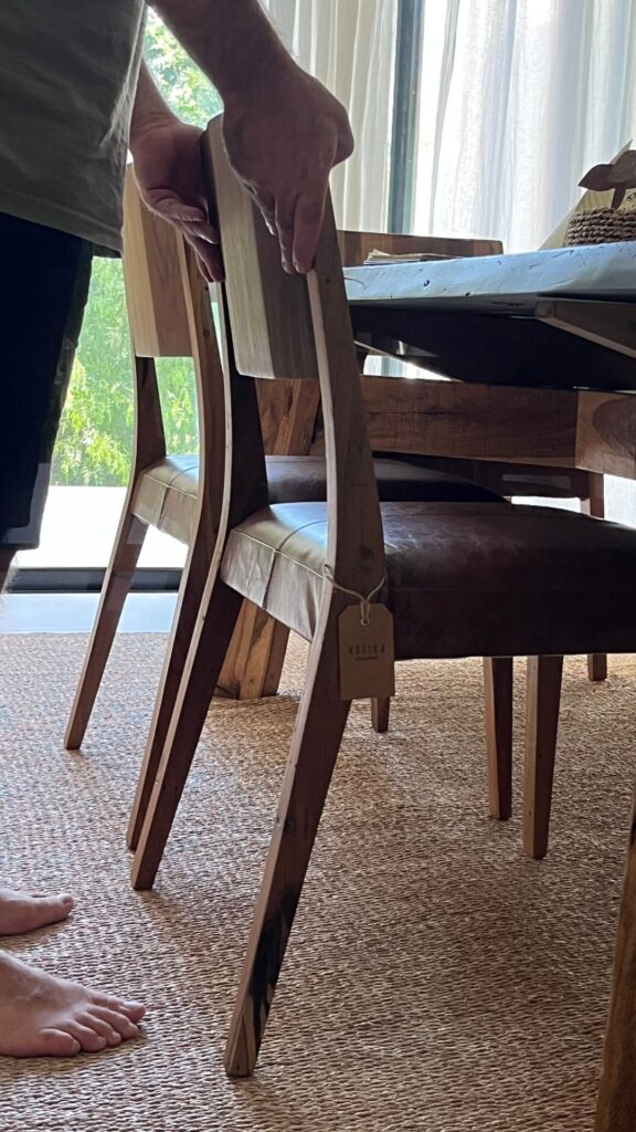 Silla Borneo de madera maciza y cuero vacuno en un comedor