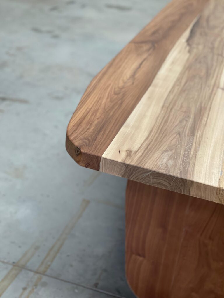 Mesa Borneo de madera maciza con diseño de vetas naturales