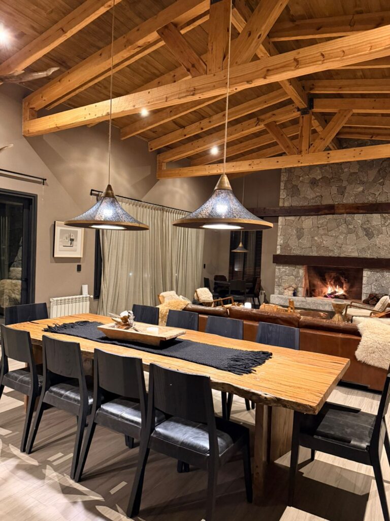 Sillas Borneo de madera y cuero en comedor de una casa en Tafí del Valle