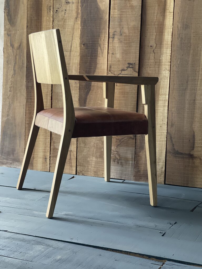 Sillón Borneo de madera maciza y cuero vacuno en tono suela