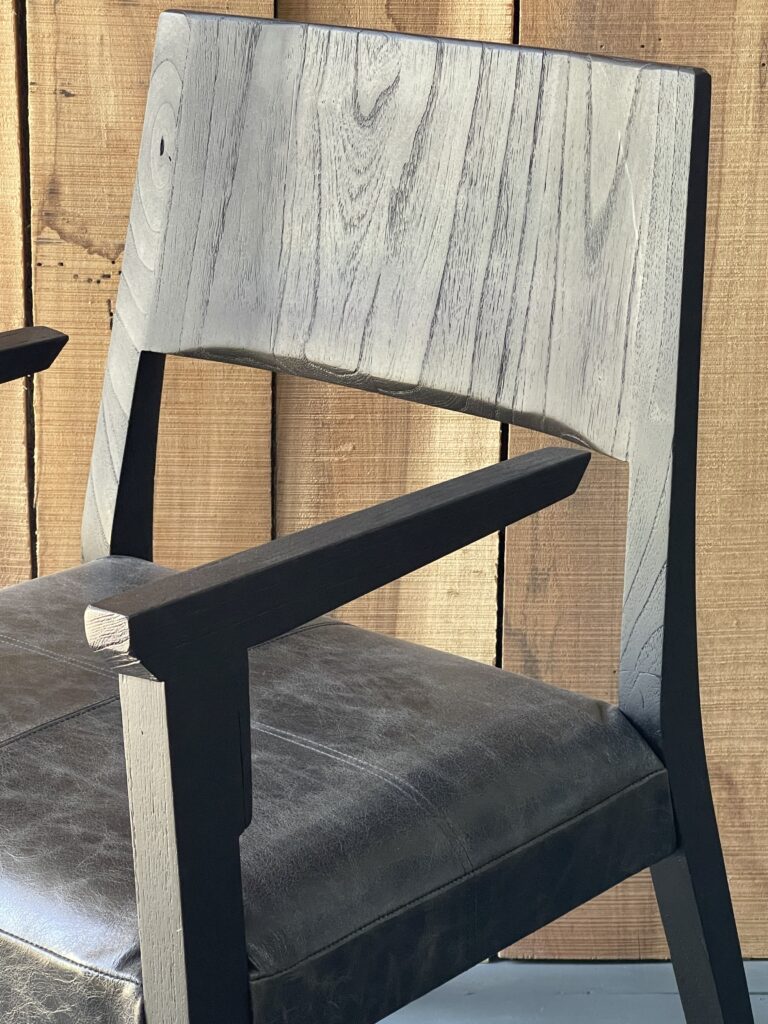 Silla Borneo Total Black de madera maciza y cuero vacuno negro