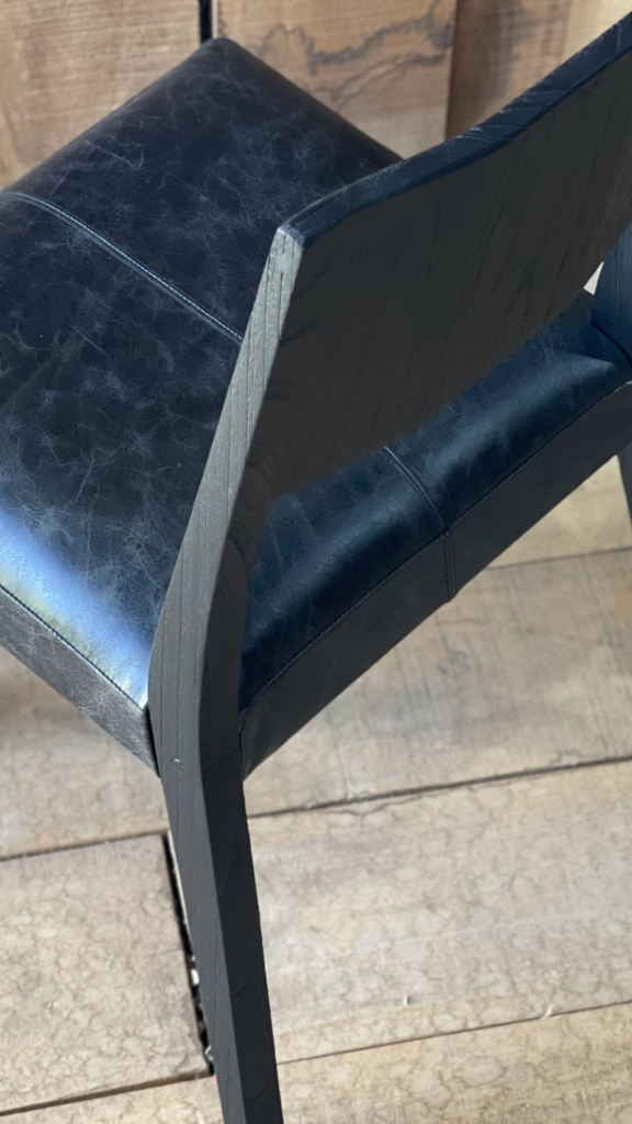 Silla Borneo Total Black de madera maciza y cuero vacuno negro