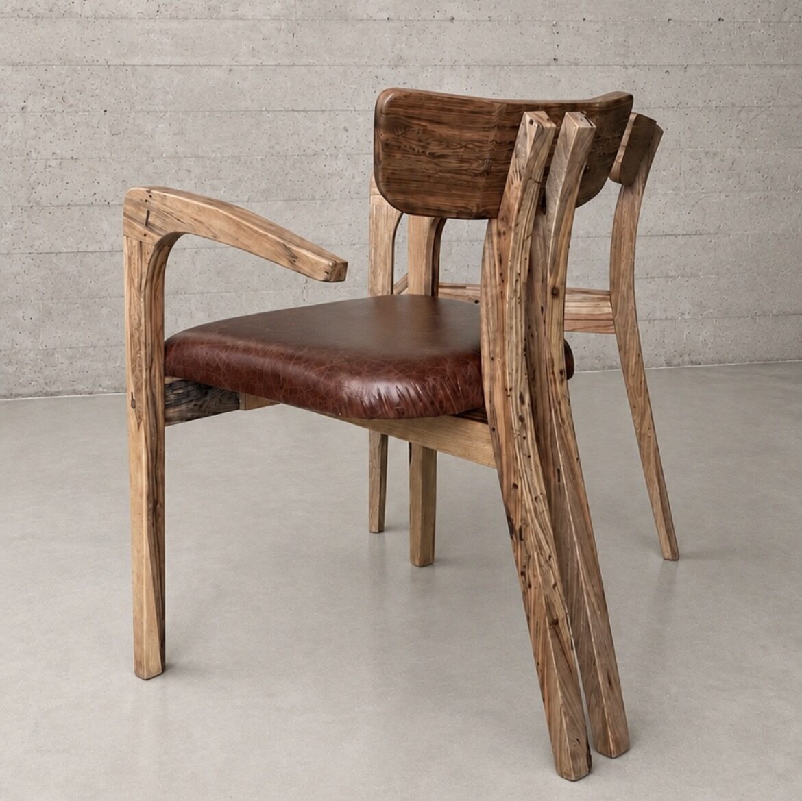 Silla de diseño en madera maciza y cuero de Ástika