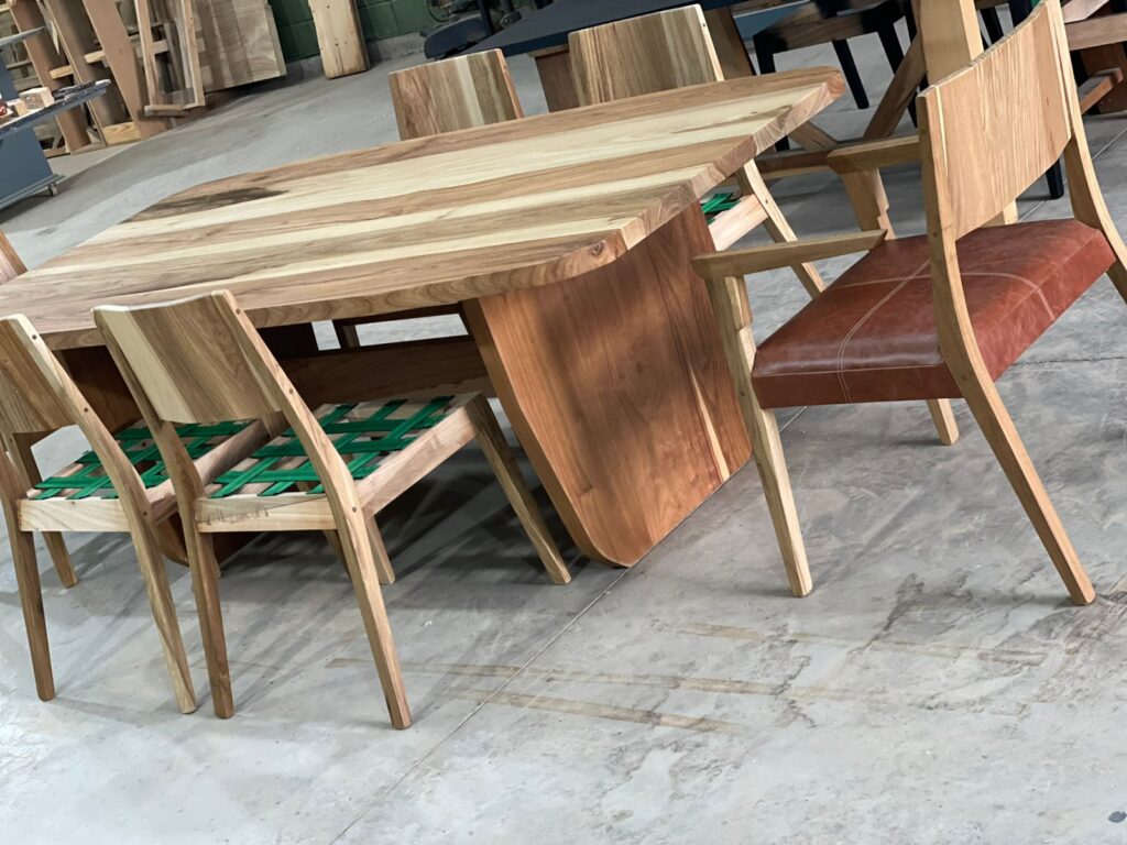 Colección Borneo de madera maciza y cuero vacuno con mesa y sillas de comedor
