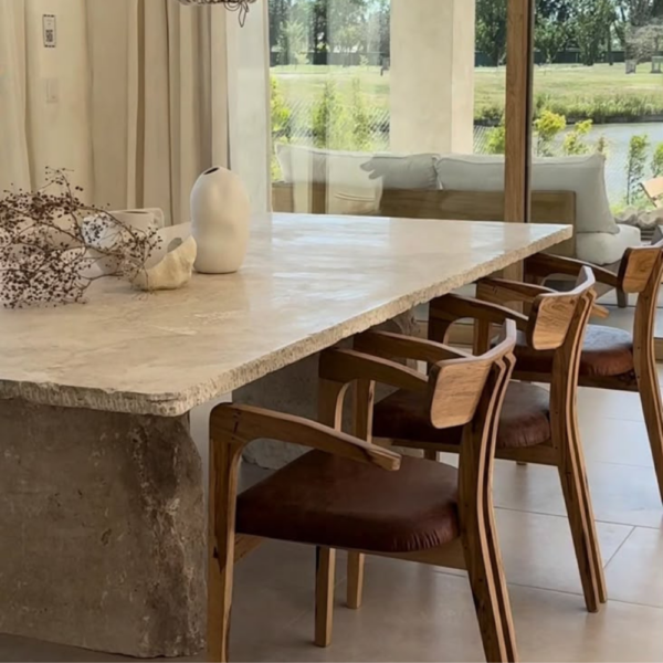 sillon berlin, guayubira maciza y cuero vacuno geuino en comedor de Punta del Este